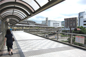 JR川西池田駅から阪急川西能勢口駅へのスロープ