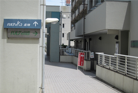パルティ川西への通路
